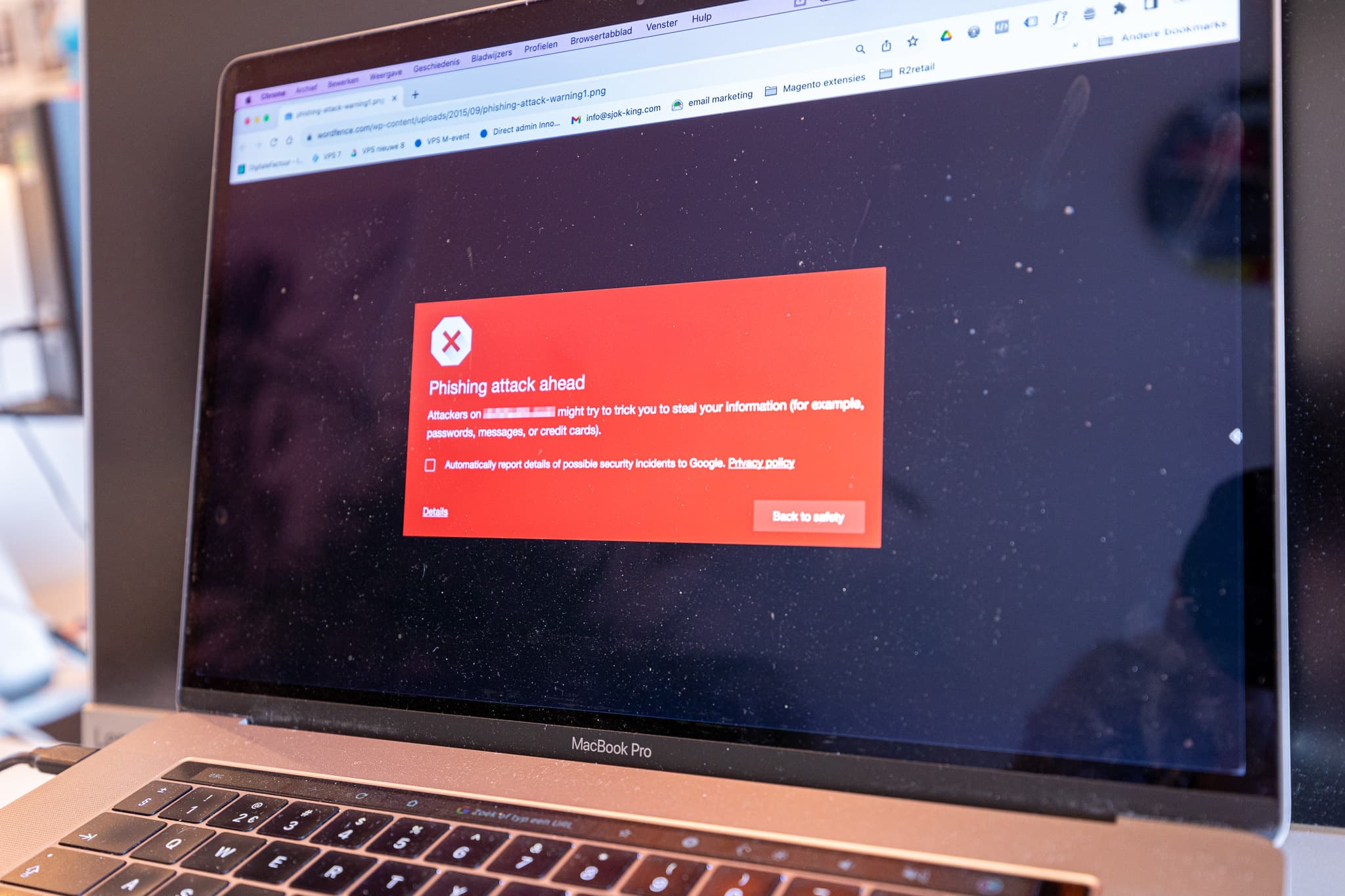 Zonder professioneel onderhoud is de kans groot dat hackers uw website of uw e-mail in handen krijgen.